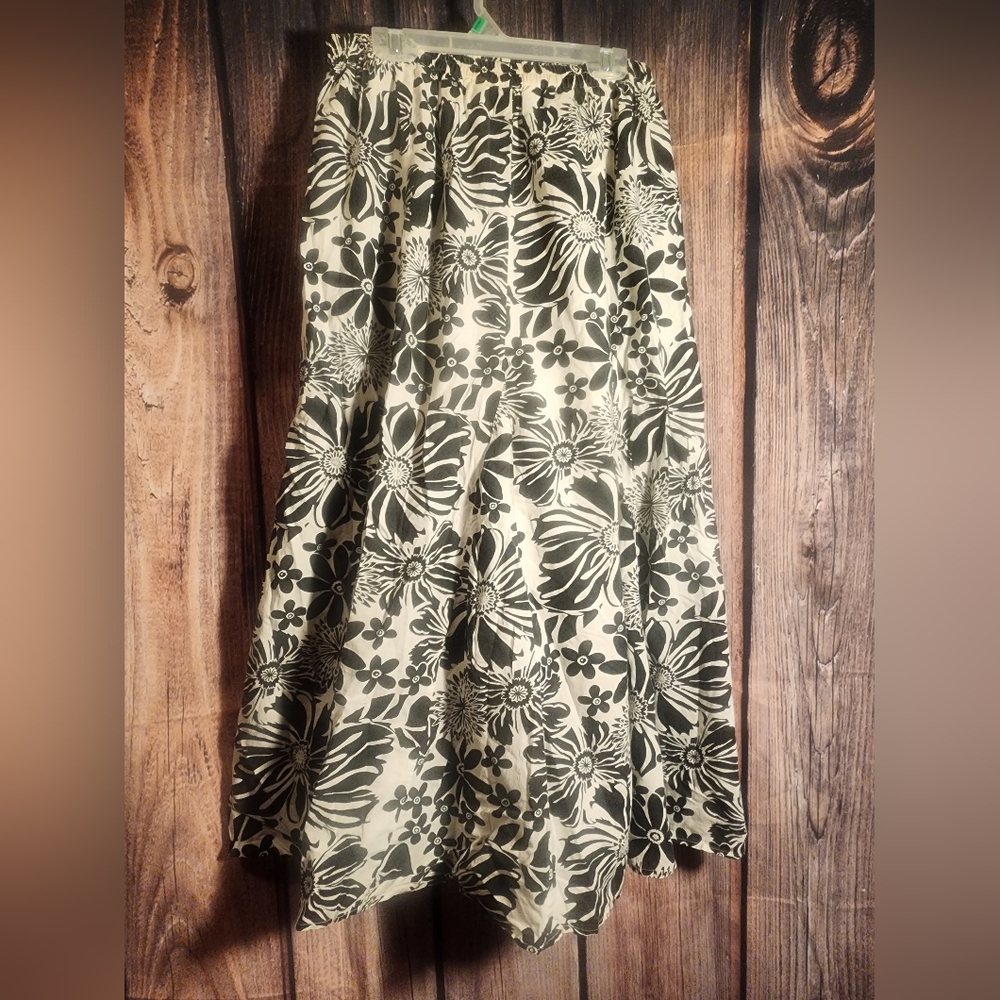 Womens Medium Black And White Floral Maxi Skirt